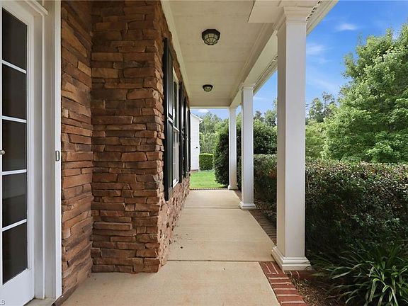 3rd image of 2345 Rockland Cir