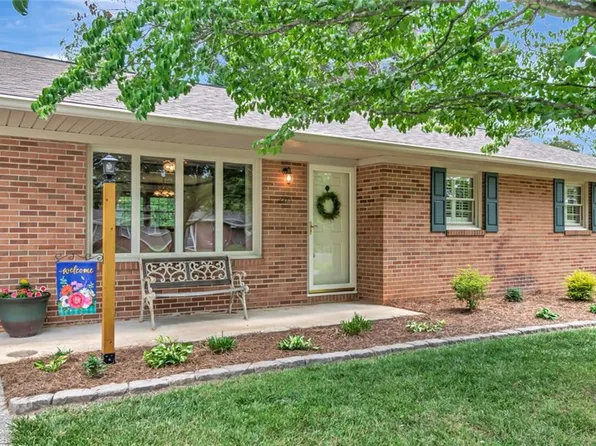201 Oakwoods Ln, Wilkesboro, NC 28697
