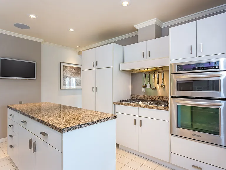 1321 Londonderry Pl — Photo 12