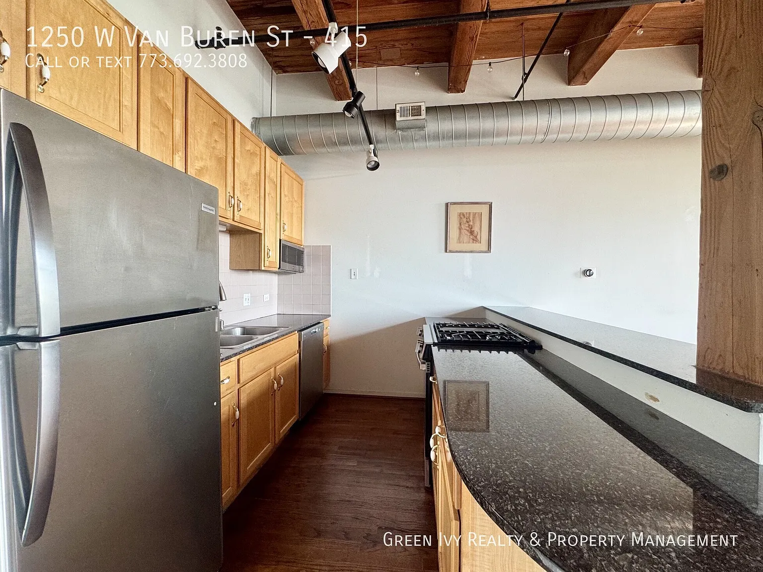 Sunny West Loop Loft! Parking Included! — Photo 2