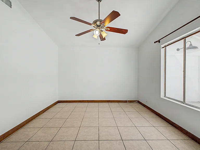 8544 W Holly St — Photo 17