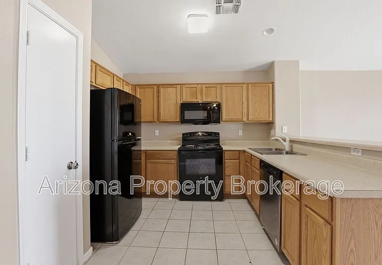 8118 N 112th Ave — Photo 12