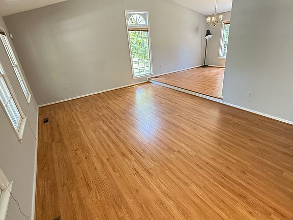 5th image of 947 Farm Haven Dr