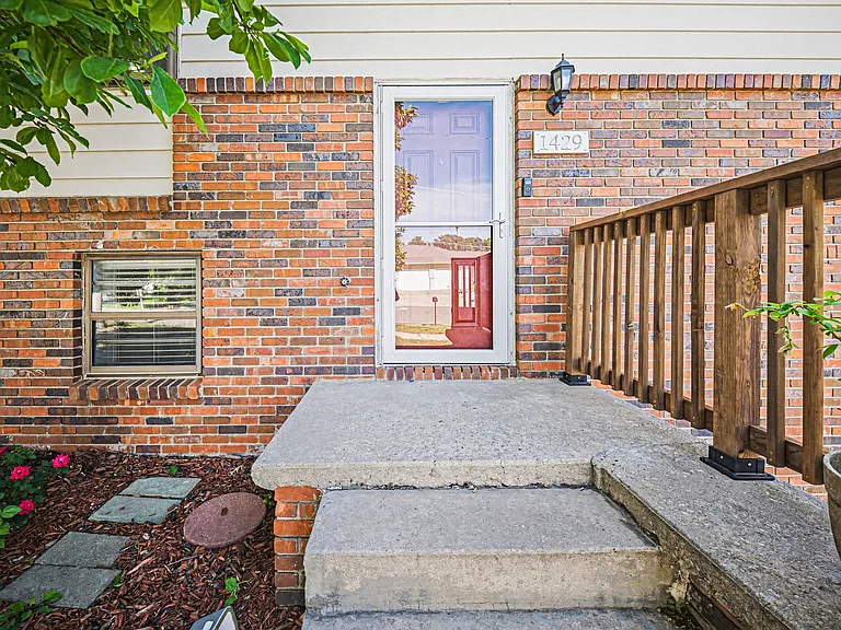 1429 Highland Dr — Photo 2