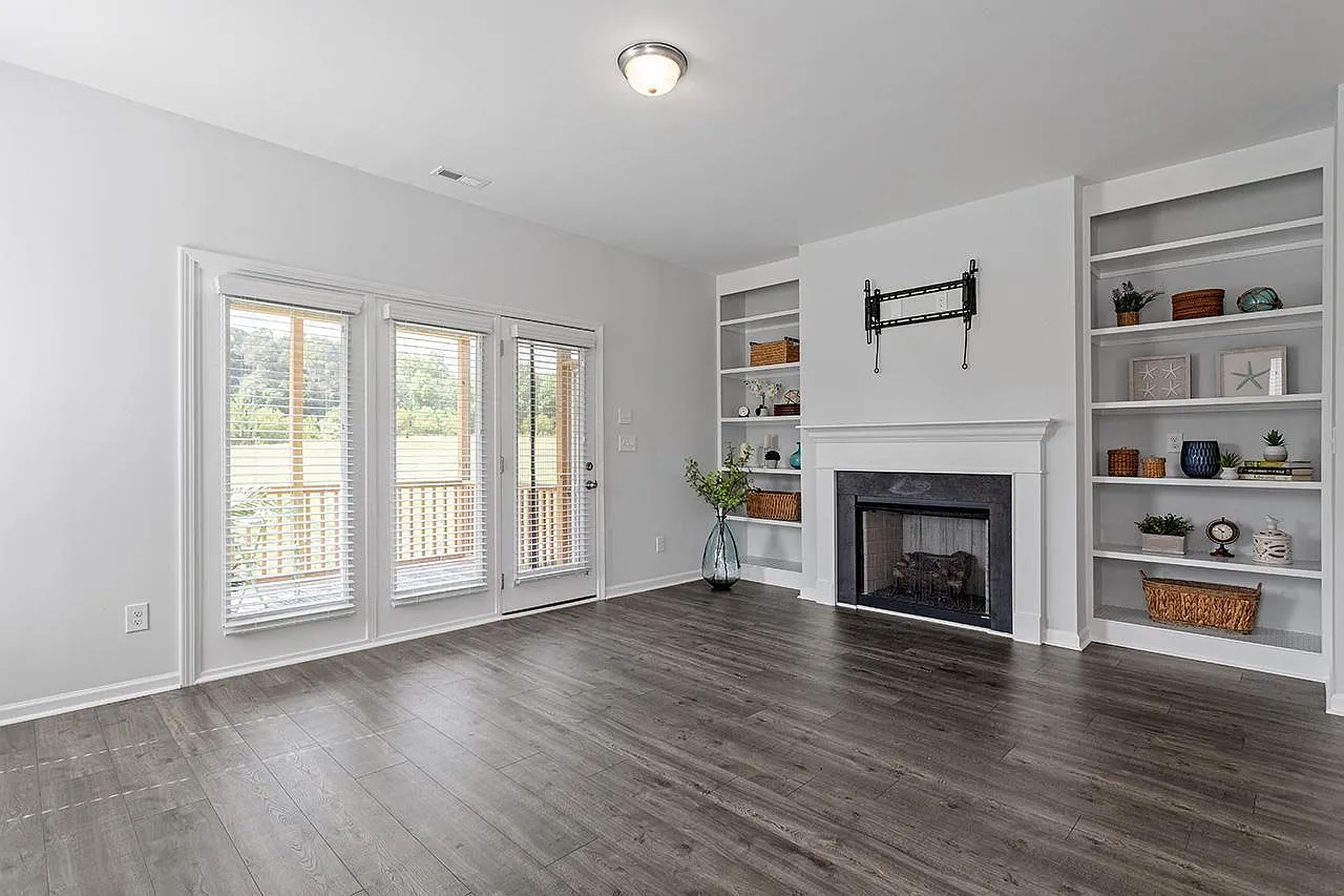 4 bed, 2.5 bath, 2260 sqft, $2,400 — Photo 4