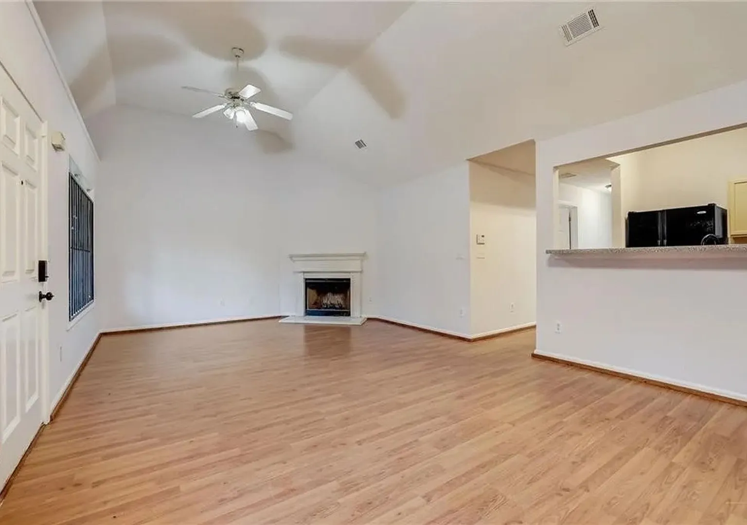 Room in 3 Bedroom Home in Union City — Photo 2