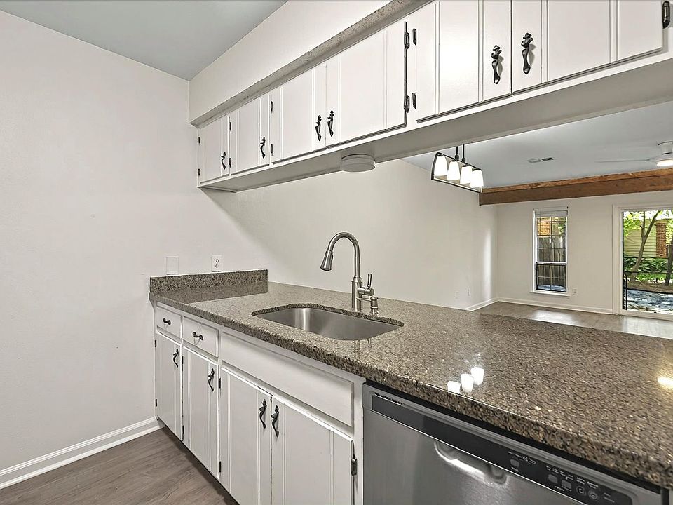 granite countertops, stainless steel appliances,