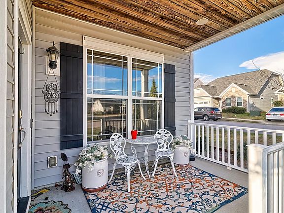 4th image of 704 Council Ln