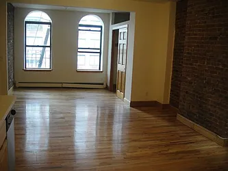 Rented by Robyn Lee, LREB