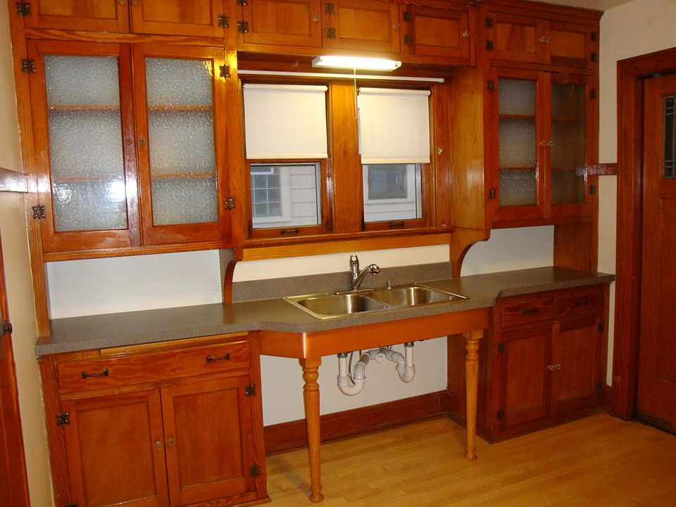 Kitchen includes stove and refrigerator,