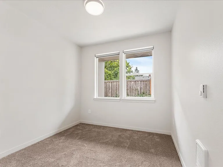 241 SE 80th Ave #103 — Photo 14