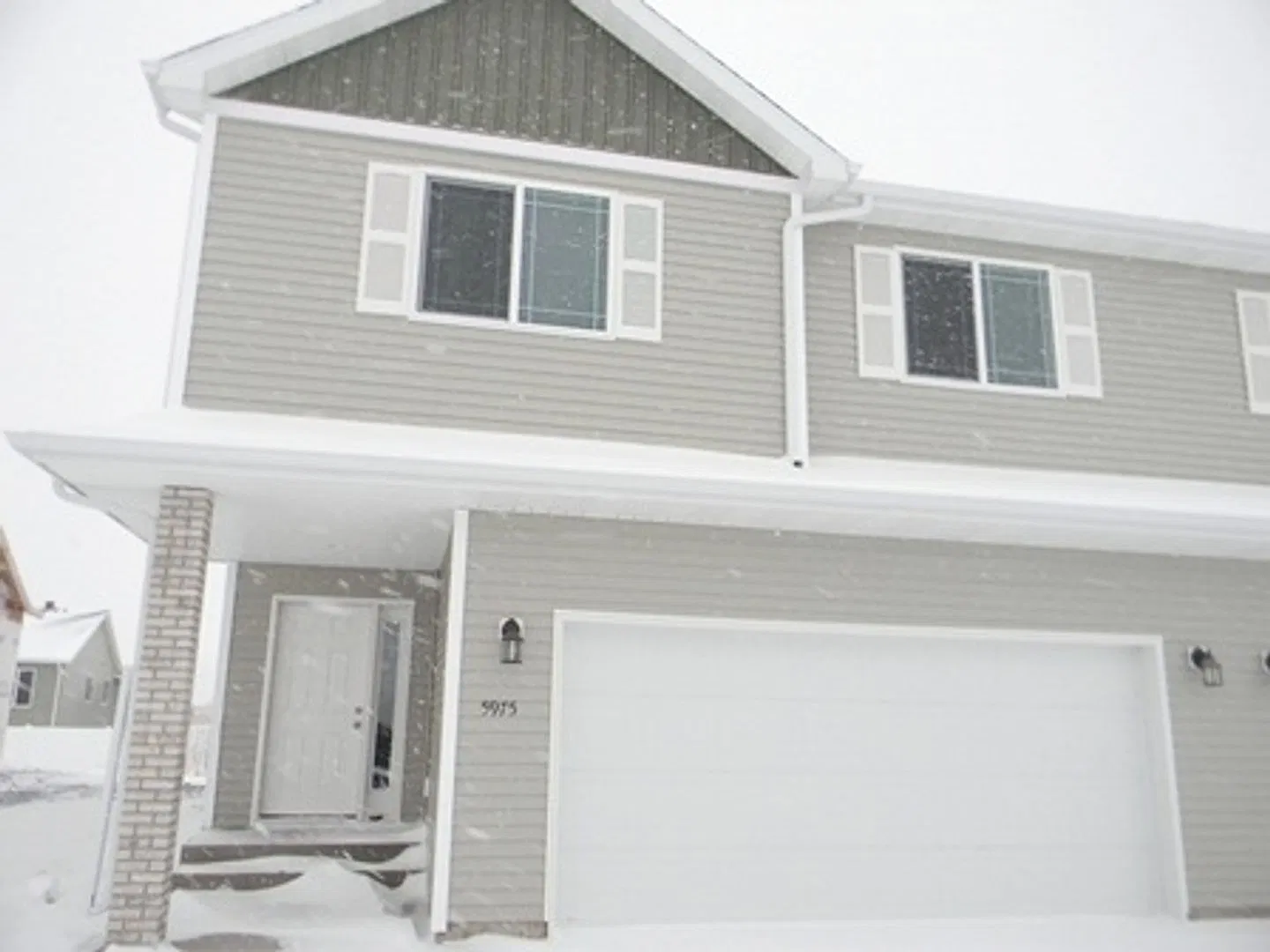 3 bedroom Twin home — Photo 1