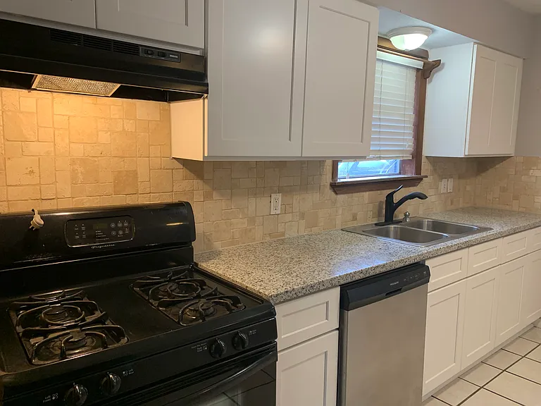 1318 Northview Ct — Photo 3