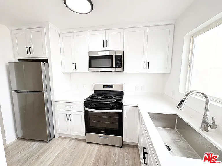 2637 S Manhattan Pl #8 — Photo 10