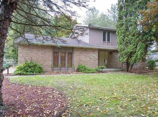 203 Hunters Rdg, Midland, MI 48640