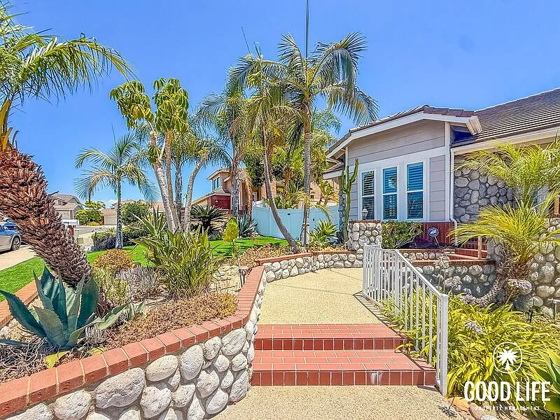 4 bed, 2.5 bath, 2283 sqft, $5,295 — Photo 2