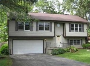 3113 Midway Dr, Island Lake, IL 60042