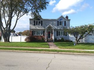 20 Columbine Ave, Merrick, NY 11566