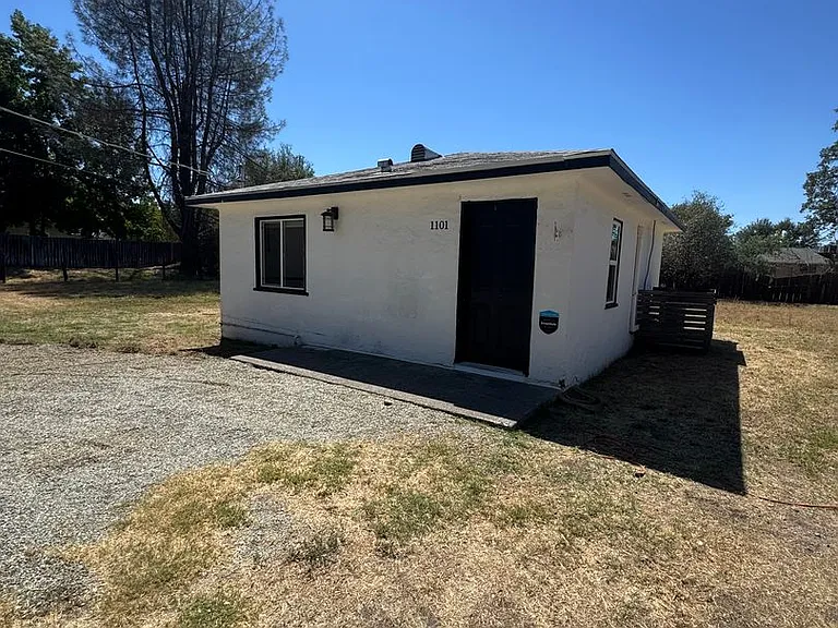 1101 Hawthorne Ave — Photo 2
