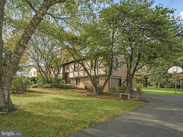 12 Country Side Ln, Leola, PA 17540