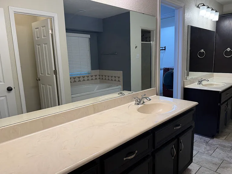 621 S Roy Reynolds Dr — Photo 24