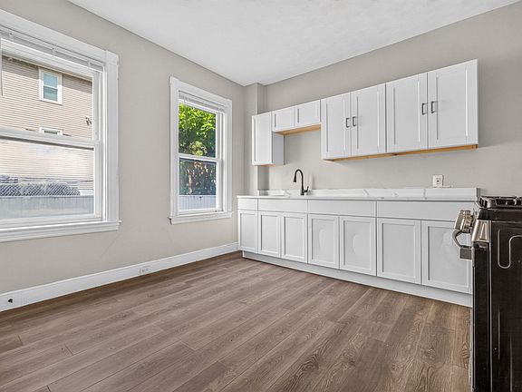 4th image of 569 Norfolk St