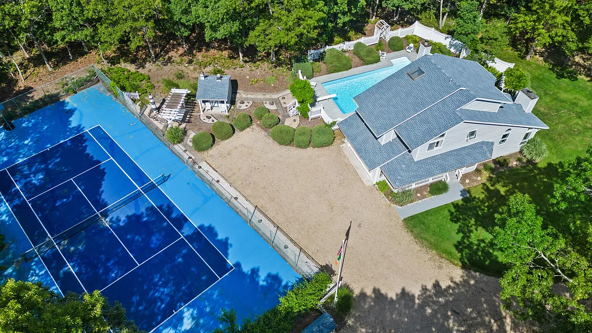 Building Photo - 3 Fairway Dr