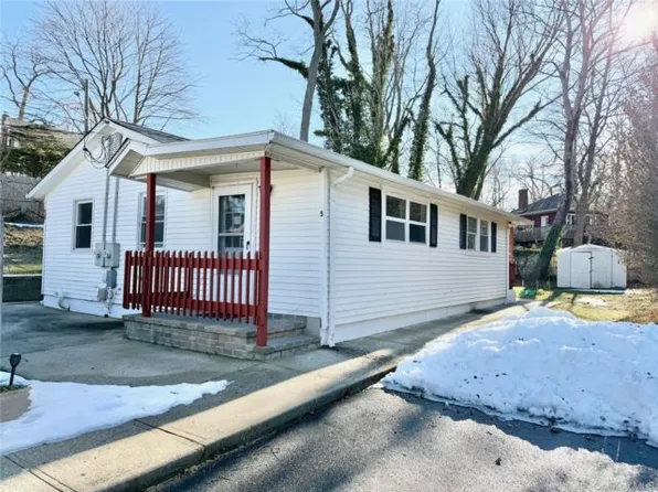 188 Hallock Landing Rd, Rocky Point, NY 11778