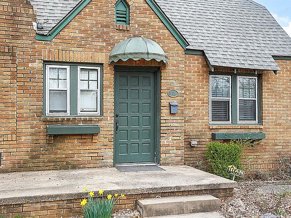3rd image of 808 S Indianapolis Ave