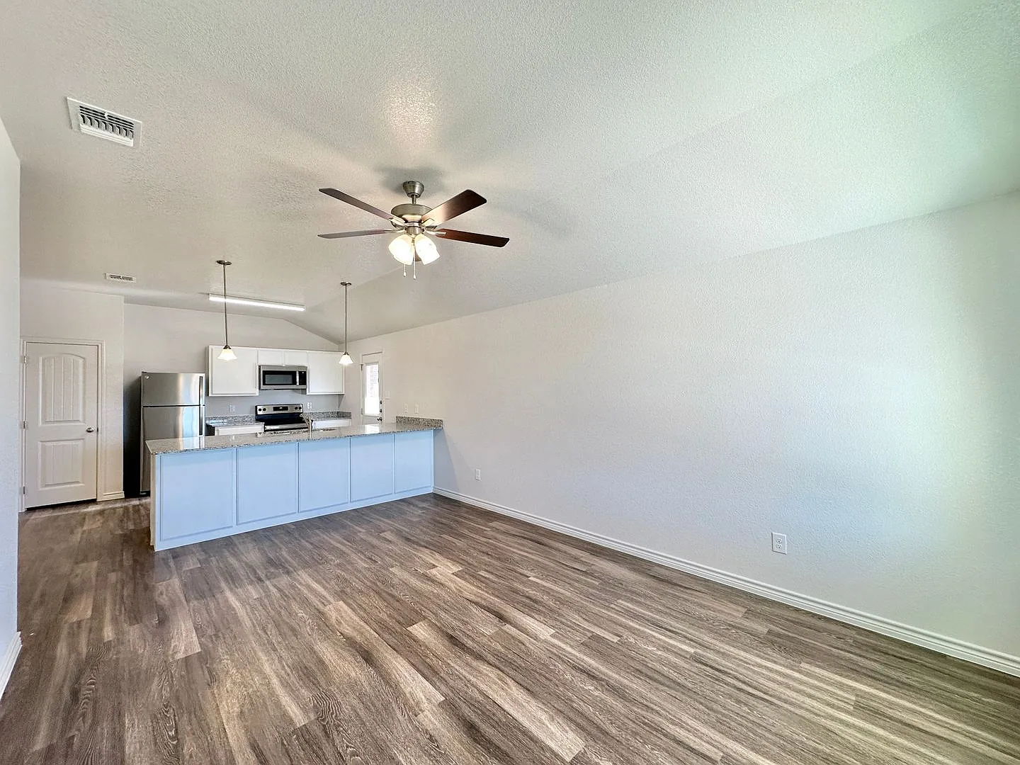213 Dolphin — Photo 3