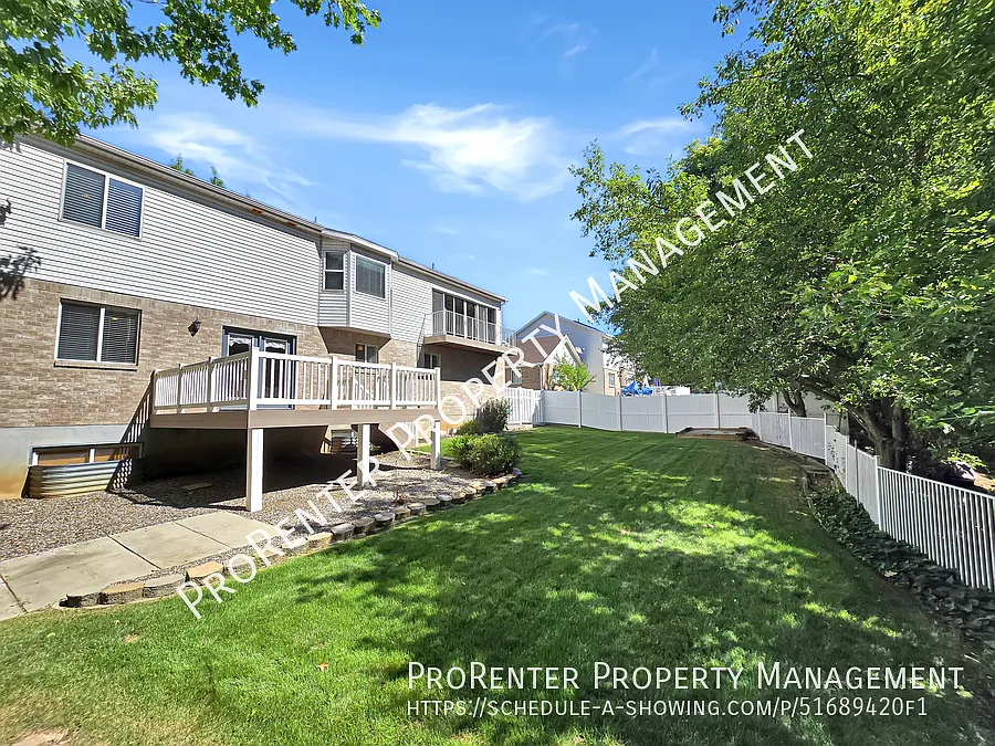 Gorgeous 7 Bed, 3.5 Bath Layton Home — Photo 3