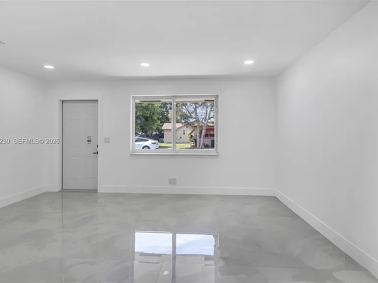 821 SW 7th Ave #2 — Photo 3