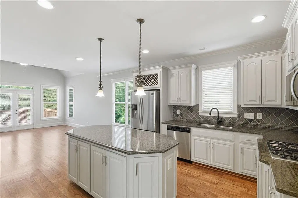 7 bed, 5.5 bath, 6509 sqft, $5,500 — Photo 4