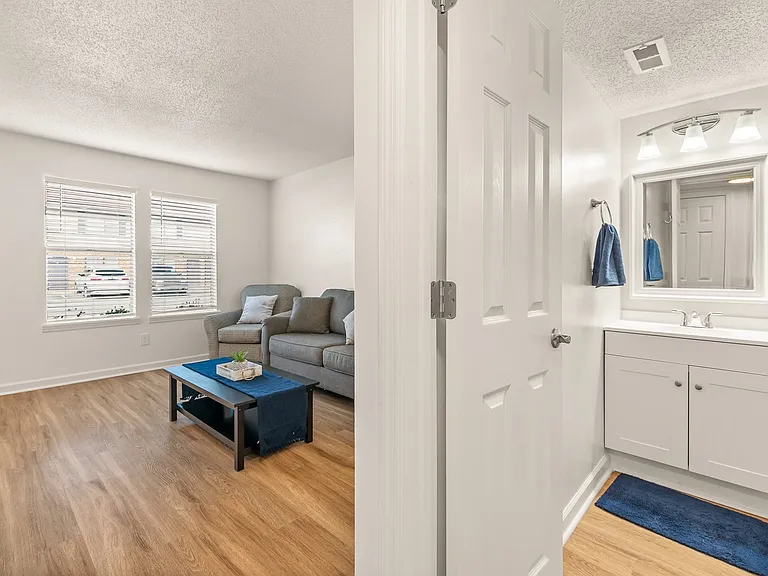 Harbour Lake Apartments — Photo 14