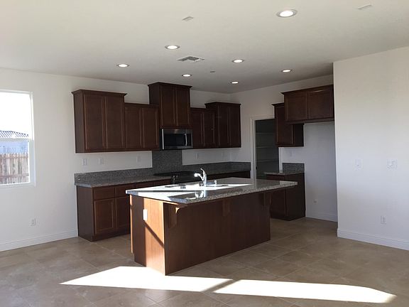 4th image of 1390 W Woodward Ave