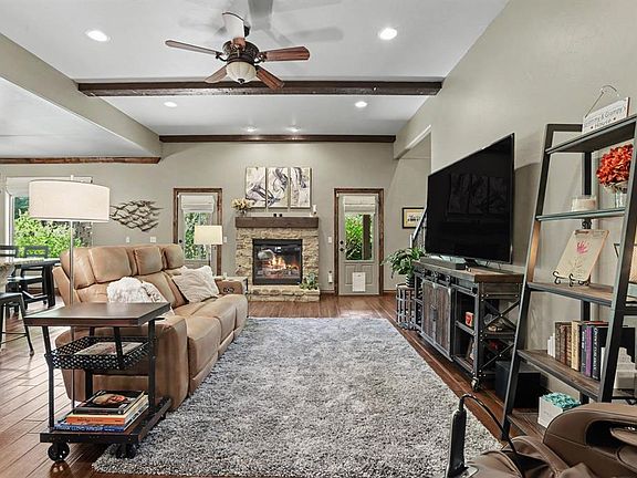 3rd image of 937 Villas Creek Dr