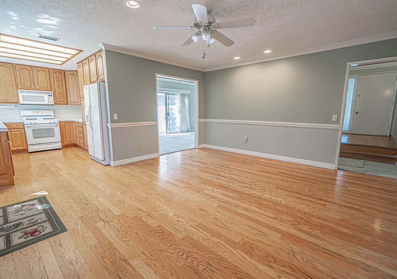3 Bedroom Single Story Home for Rent in Newhall. — Photo 4