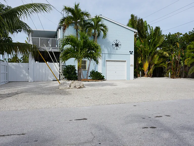 676 Spanish Main Dr — Photo 2
