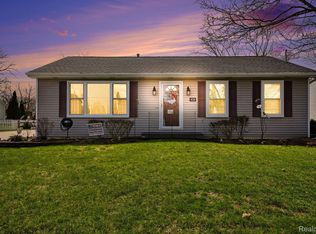 410 Glenn Ct, Lake Orion, MI