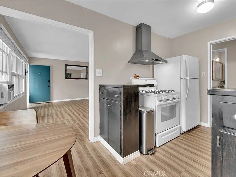 1250 E 1st St #7 — Photo 12