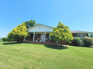 1124 Carolina Dr, Dandridge, TN 37725