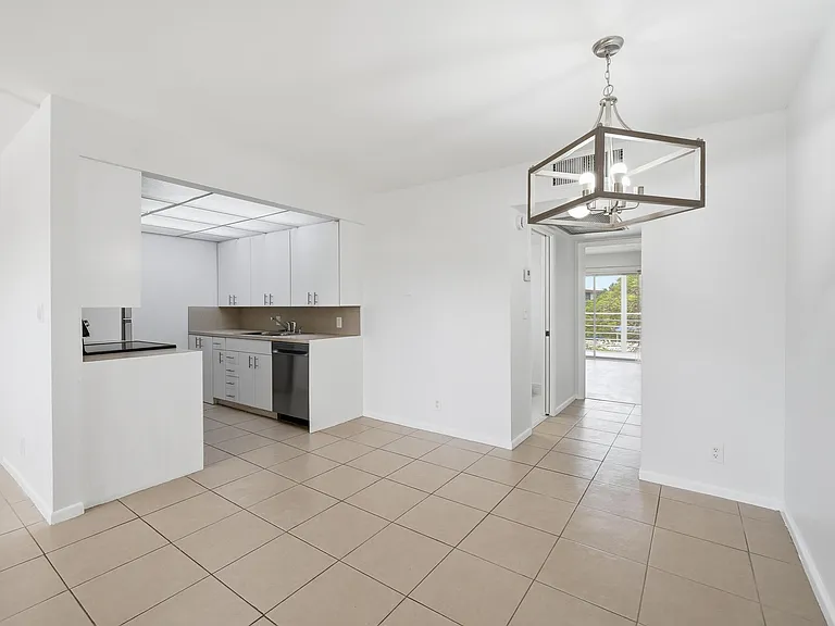 2401 Antigua Cir #J3 — Photo 11