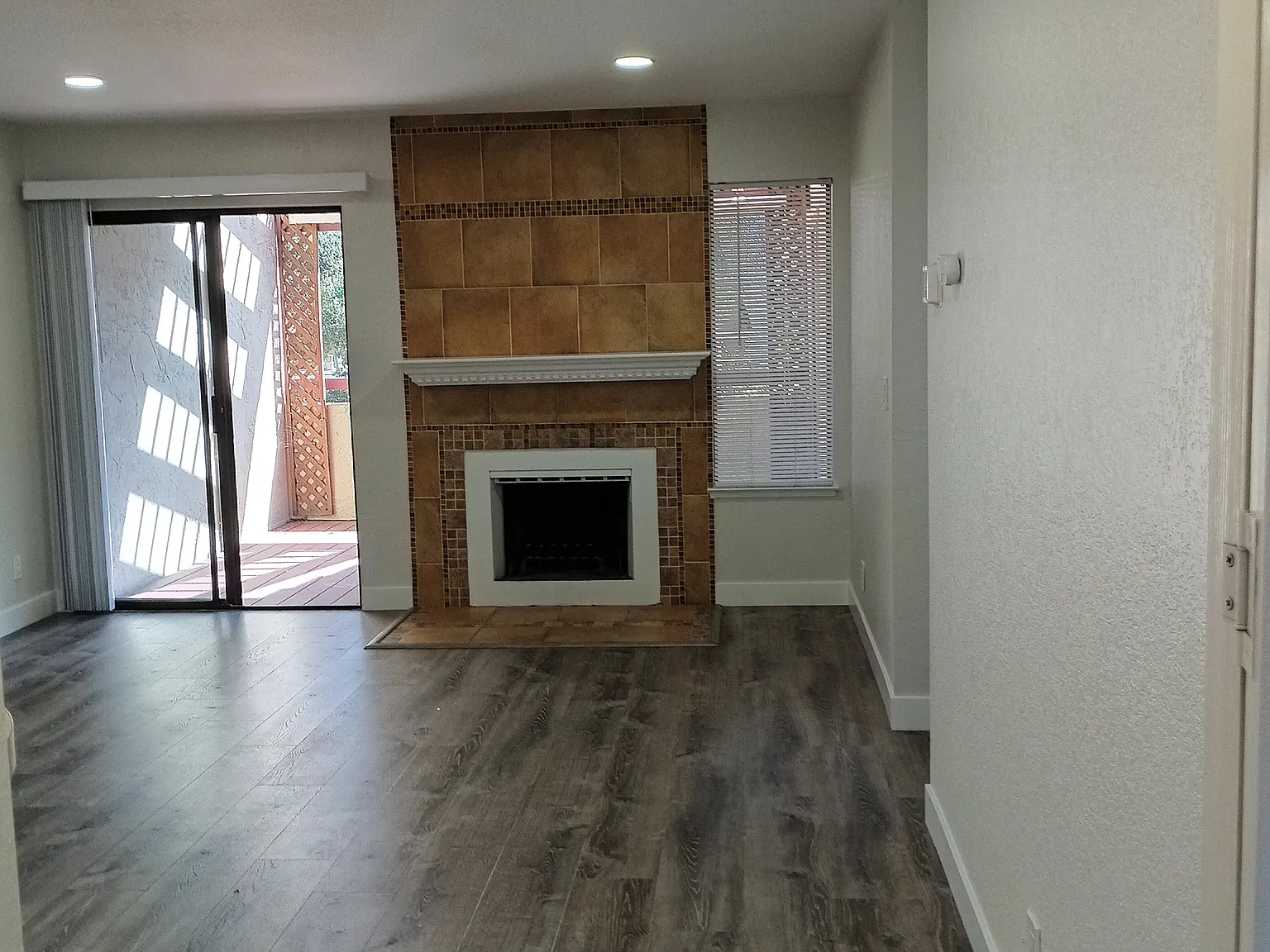 2 bed, 1.5 bath, 941 sqft, $2,500 — Photo 3