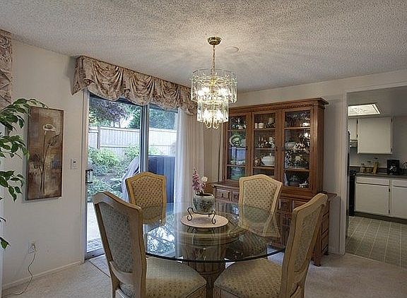 Furnished (past) dining area