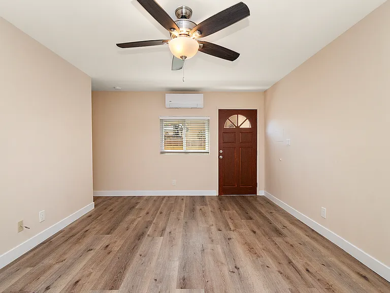 430 N Maria Ave — Photo 5