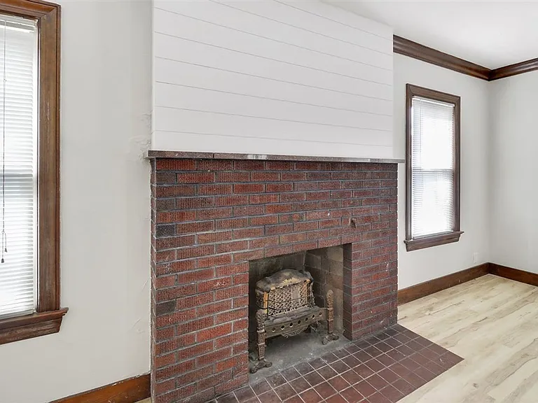 713 W Green St — Photo 6