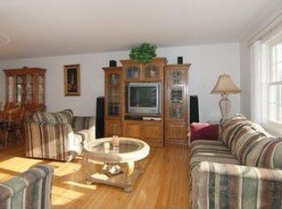 245 Bonner Ln, Lindenhurst, IL 60046