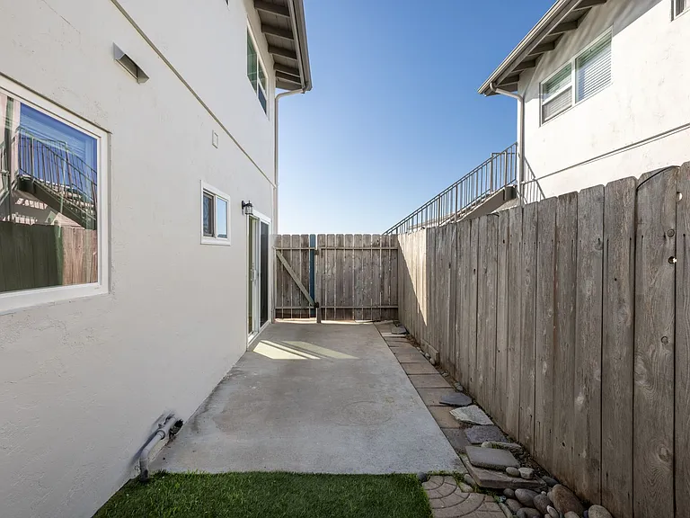 330 W I St — Photo 115