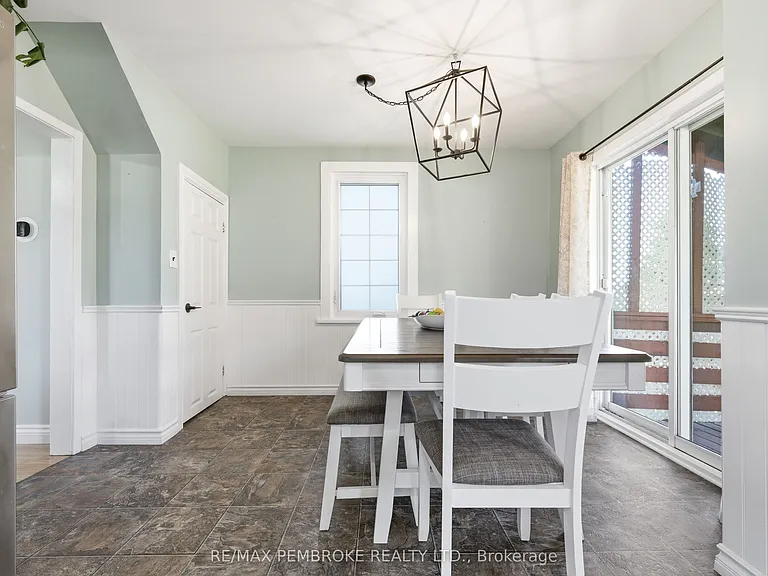 566 Perth St — Photo 28