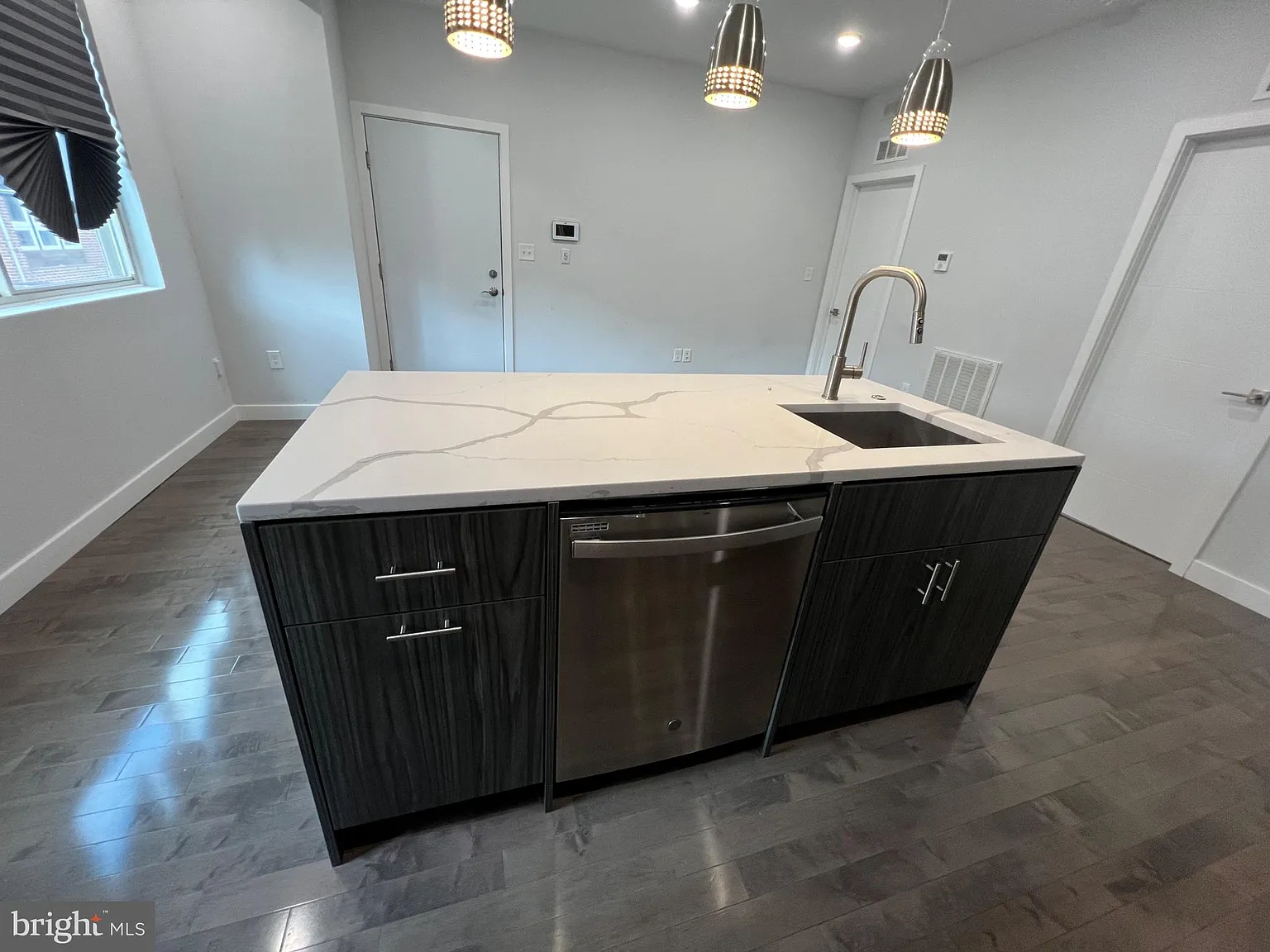 2 bed, 2.0 bath, 2407 sqft, $1,700 — Photo 4